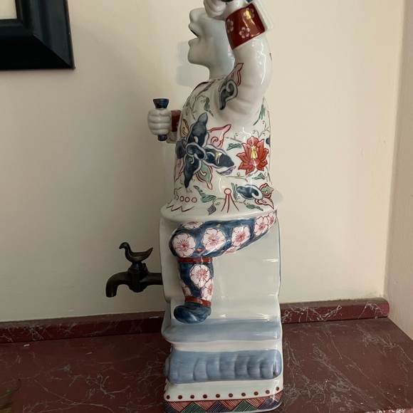 Imari ware Dutch man sitting on a barrel - Picture 5 of 7